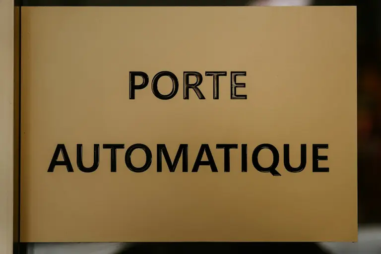a close up of a sign that says porte automatique